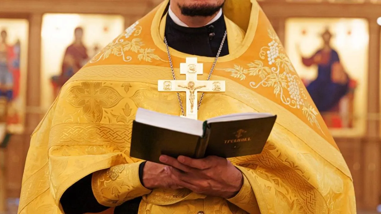 Obtaining a Green Card for Religious Professionals: An All-Inclusive Handbook by Passage Law